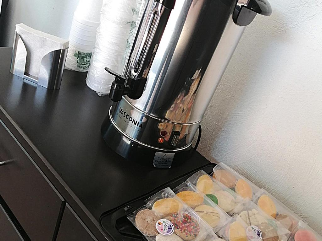 Příslušenství pro přípravu čaje a kávy v ubytování Hotel Aquiles