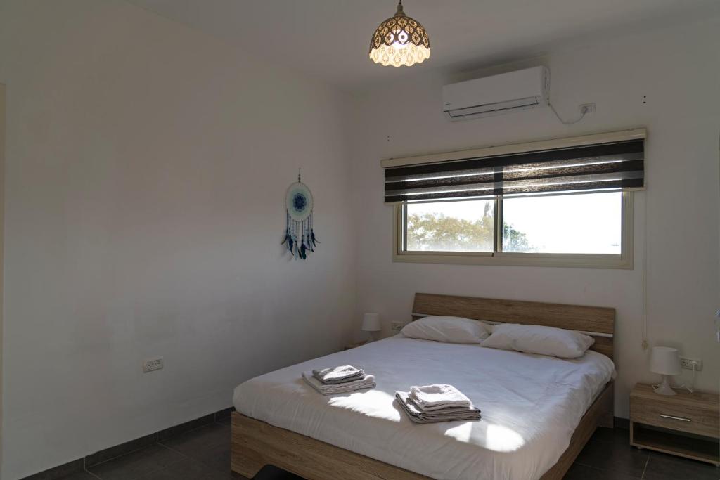 Postel nebo postele na pokoji v ubytování חוויה של שקט- דירת3 חדרים עם נוף מול הכינרת