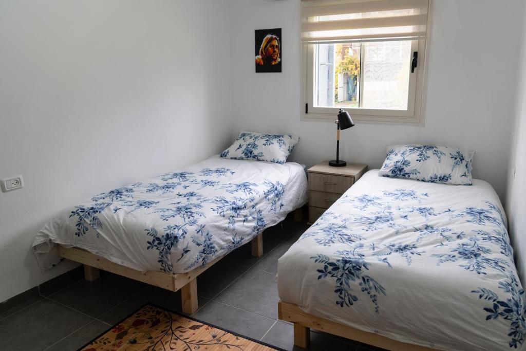 Postel nebo postele na pokoji v ubytování חוויה של שקט- דירת3 חדרים עם נוף מול הכינרת