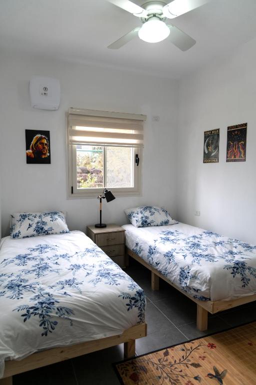 Postel nebo postele na pokoji v ubytování חוויה של שקט- דירת3 חדרים עם נוף מול הכינרת