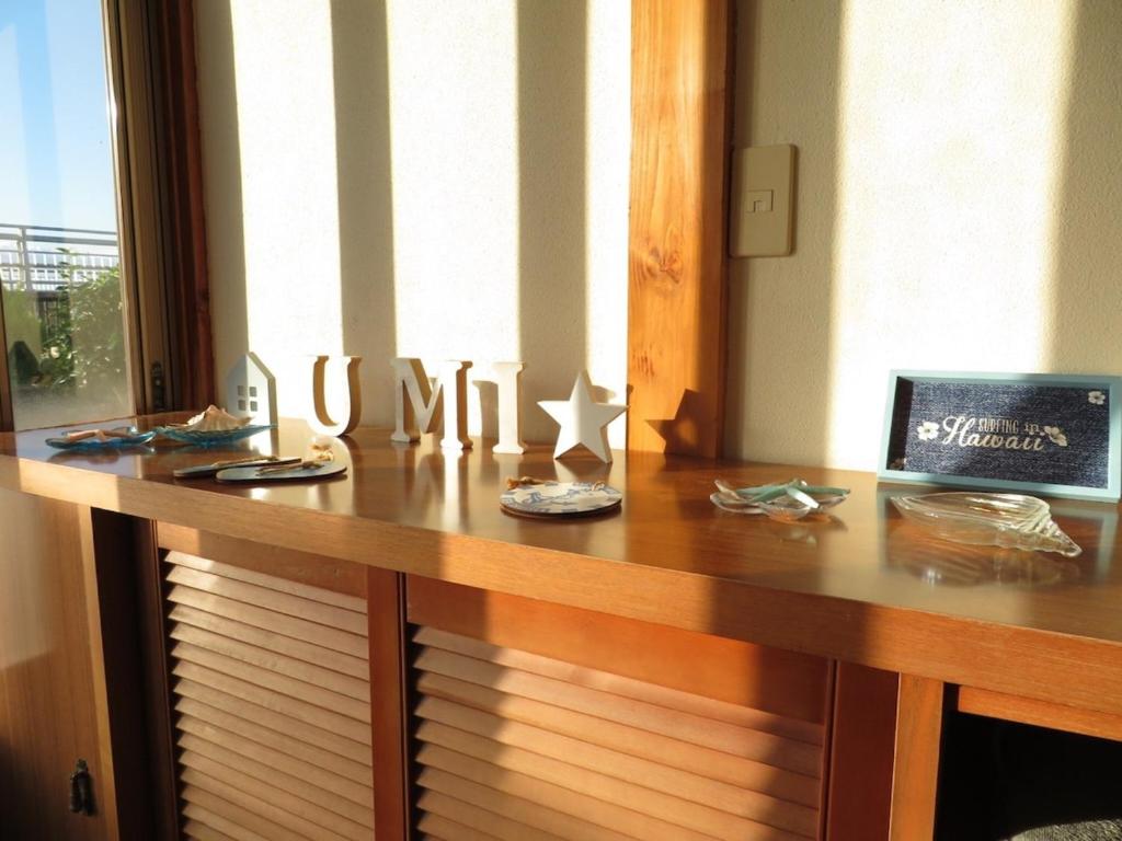 佐渡市的住宿－Lu Blue Sado SAWANE - Vacation STAY 12885，窗户客房内的一张木桌