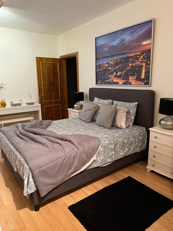 アングラ・ド・エロイーズモにあるCasa h'á Vistaのベッドルーム1室(壁に絵画が描かれたベッド1台付)