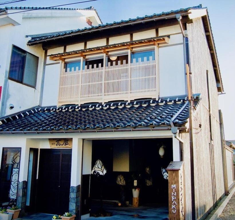 un edificio con balcone sopra di Minpaku Yorozuya - Vacation STAY 12905 a Kurayoshi