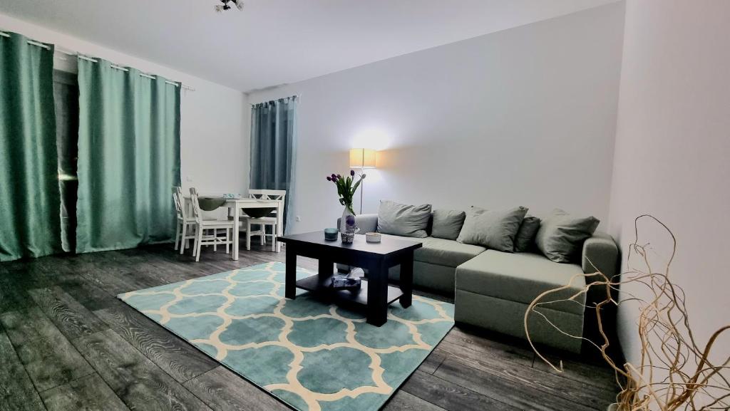 uma sala de estar com um sofá e uma mesa em Swan Brasov Apartment em Brasov
