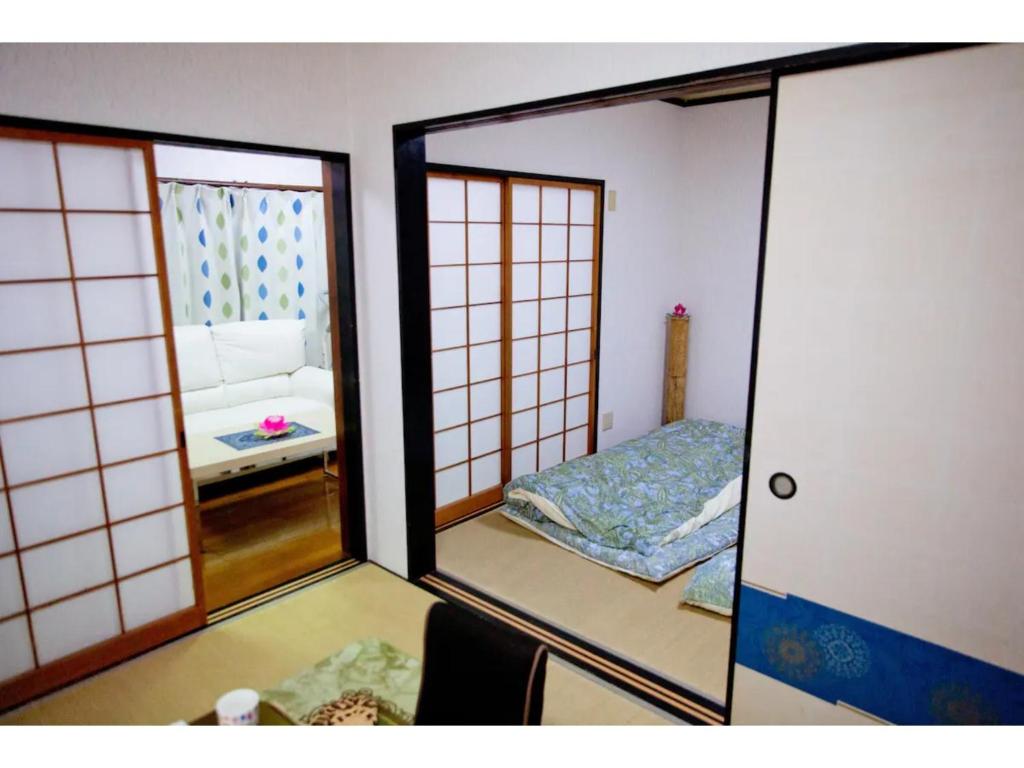 熊本市にあるFamily House - Vacation STAY 53010vの鏡にベッドが備わる部屋の反射