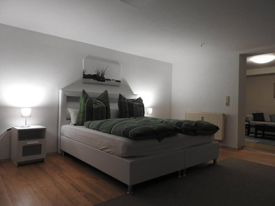 Postel nebo postele na pokoji v ubytování Schöne gemütliche Ferienwohnung mit Fernblick.