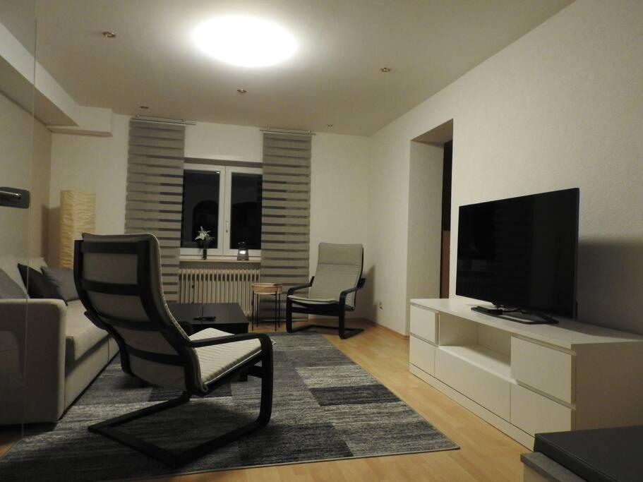 TV a/nebo společenská místnost v ubytování Schöne gemütliche Ferienwohnung mit Fernblick.