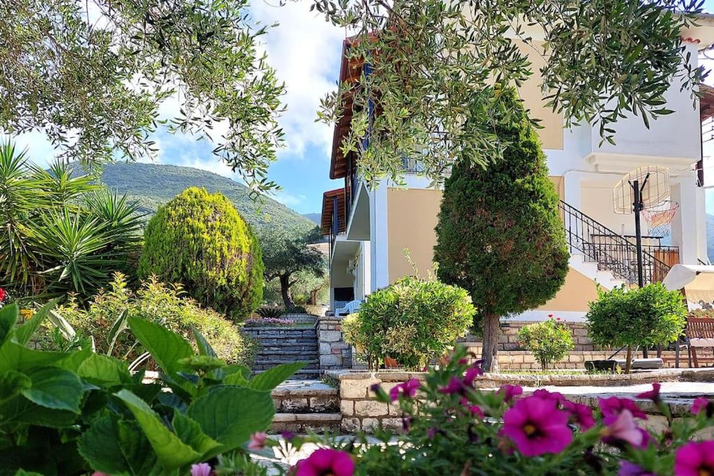 A garden outside OUTParga Apartment 3