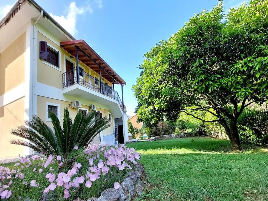 A garden outside OUTParga Apartment 3