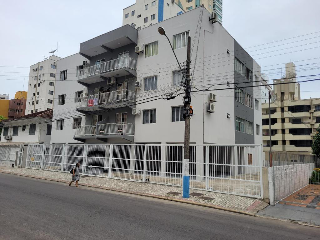 a building on the side of a street at Novo Lar Itapema-2 in Itapema