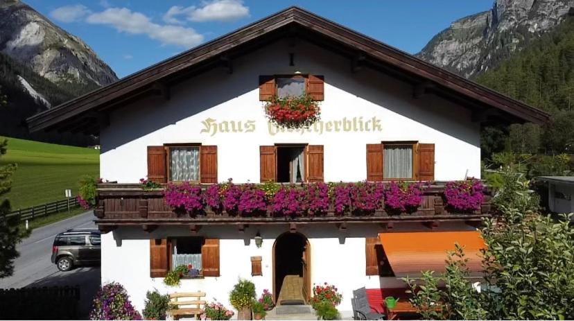 Un bâtiment avec des fleurs à l'avant dans l'établissement Haus Gletscherblick, à Gschnitz