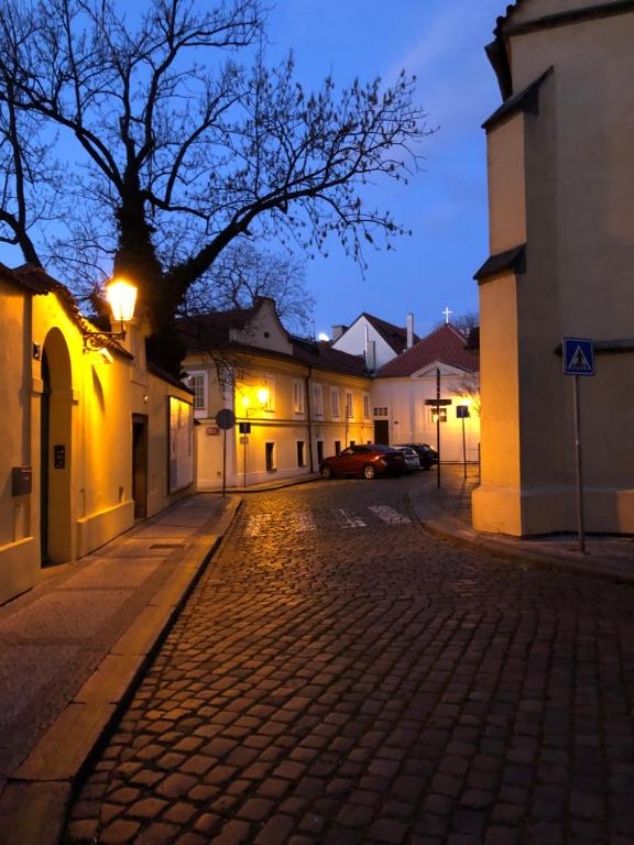 プラハにあるOld Town Basementの夜の町の石畳