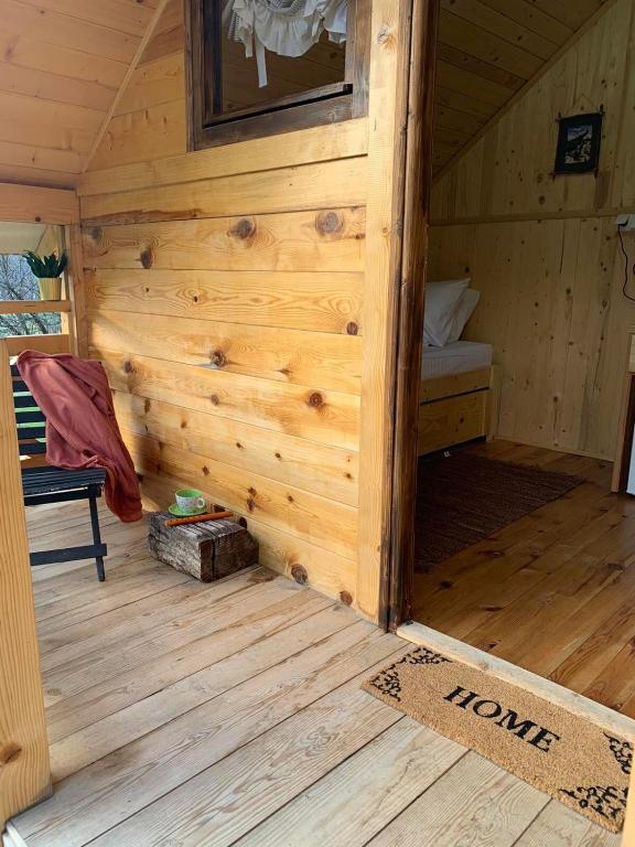 A bed or beds in a room at Oaza mira, Kokin Brod