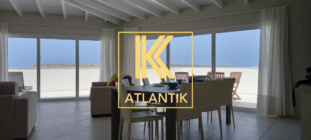 ein Esszimmer mit einem Tisch und einem k Atantis-Schild darauf in der Unterkunft KatlantiK Beach House Deluxe in Sal Rei