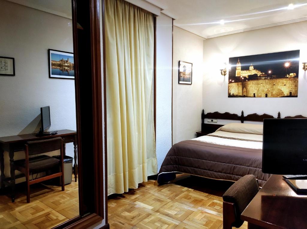 Postel nebo postele na pokoji v ubytování Hotel Castellano I