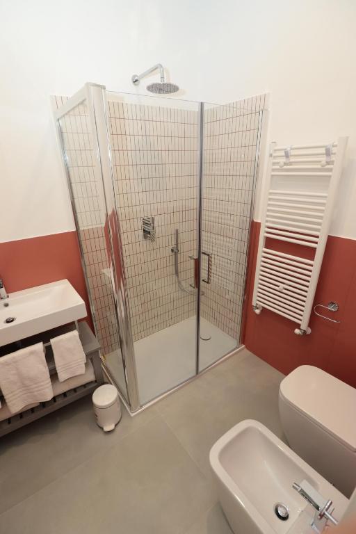 łazienka z prysznicem i umywalką w obiekcie Maison Nanà w Sorrento