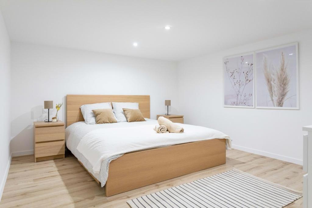 - une chambre blanche avec un grand lit et des draps blancs dans l'établissement 3 chambres avec SDB à 20min à pied du Vieux Port, à Marseille