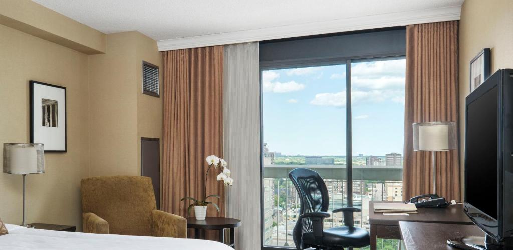 Chelsea Hotel Toronto - Deluxe King Room
