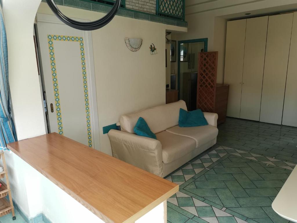 A seating area at Monolocale Ischia Isola Verde