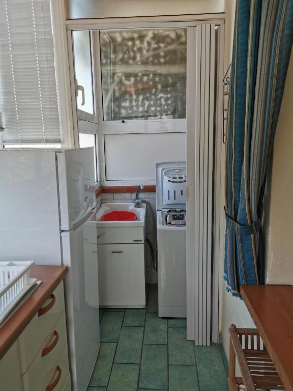A kitchen or kitchenette at Monolocale Ischia Isola Verde