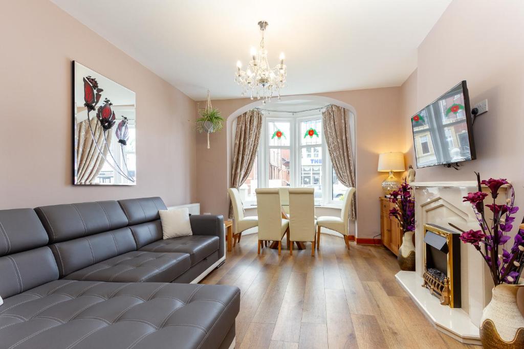 uma sala de estar com um sofá e uma sala de jantar em Beachcliffe Lodge Apartments em Blackpool