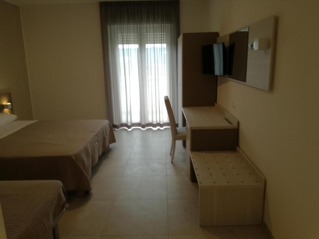 Telewizja i/lub zestaw kina domowego w obiekcie Nuovo HOTEL SETTIBI 20m dalla spiaggia