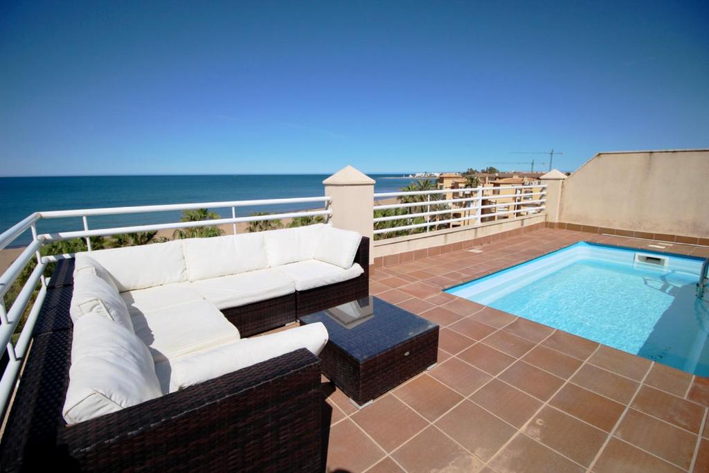 Fotografia z galérie ubytovania Ático con piscina privada en primera línea v destinácii Denia