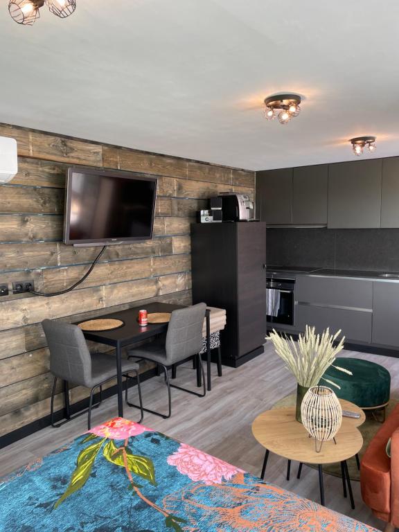 TV a/nebo společenská místnost v ubytování Tiny House