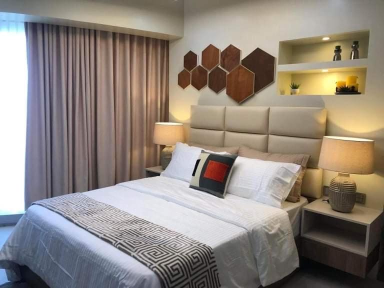 Postel nebo postele na pokoji v ubytování AEON TOWERS STUDIO SUITE (by:skyspottravelcentra)