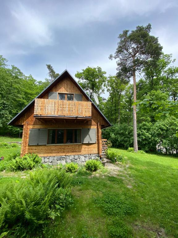 Cabaña de madera con terraza en un campo verde en Wooden house in the nature, en Modra
