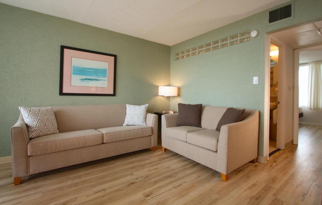 ein Wohnzimmer mit 2 Sofas und einem Tisch in der Unterkunft Crusader Oceanfront Resort in Wildwood Crest