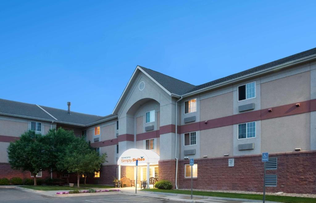 una representación de un hotel con un edificio en Sonesta Simply Suites Denver West Federal Center, en Lakewood