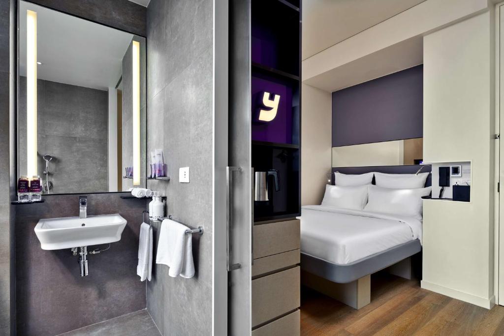 Postel nebo postele na pokoji v ubytování YOTEL Singapore Orchard Road