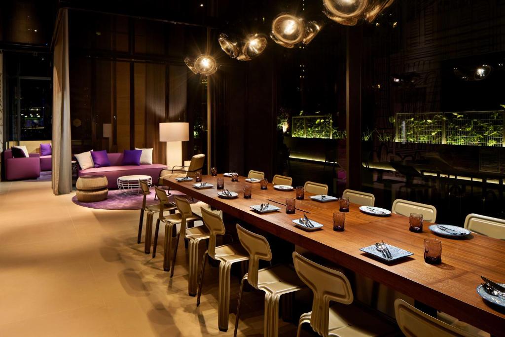 Posezení v ubytování YOTEL Singapore Orchard Road