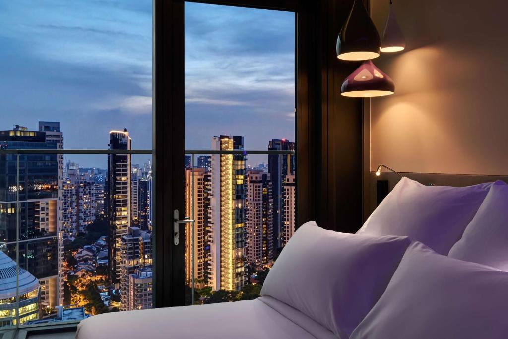 Postel nebo postele na pokoji v ubytování YOTEL Singapore Orchard Road