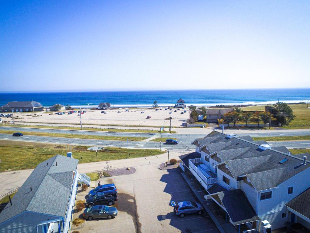 z góry widok na budynek i plażę w obiekcie Scarborough Beach Motel w mieście Narragansett
