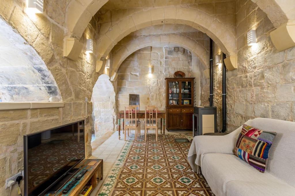 ir-Remissa - Historic Home in Victoria Old Town - Two-Bedroom House