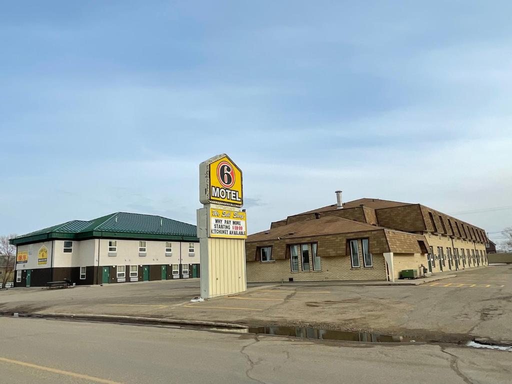 a motel sign on the side of a street at Circle 6 Motel in Weyburn