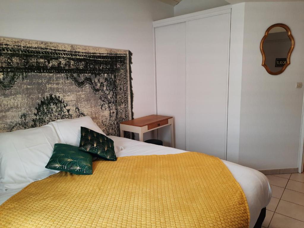 - une chambre avec un lit et 2 oreillers dans l'établissement RESIDENCE KER OSMOZ, à Saint-Herblain