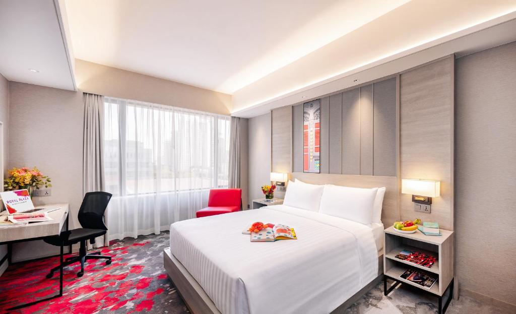 Giường trong phòng chung tại Royal Plaza on Scotts