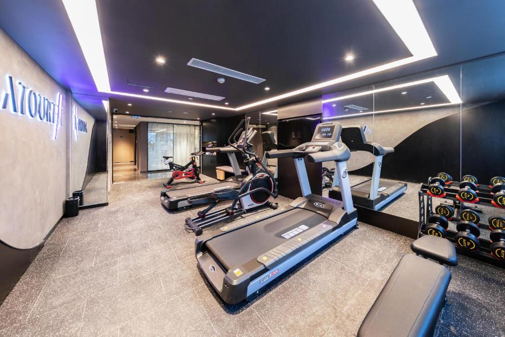 un gimnasio con cintas de correr y máquinas elípticas en Atour Hotel Lianyungang City Government, en Lianyungang