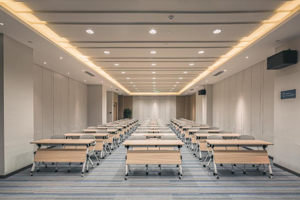 a classroom with desks and chairs in a room at Atour Hotel Qingdao CBD Hangzhou Road in Qingdao