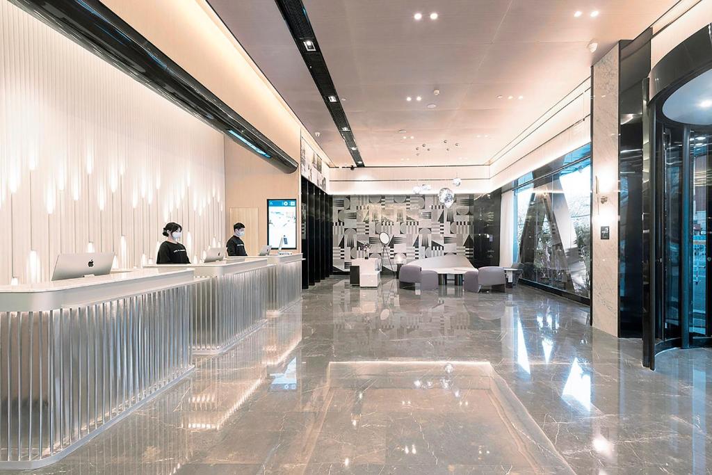 ล็อบบี้หรือแผนกต้อนรับของ Atour Hotel Wuhan Optics Valley Square Yangjia Bay