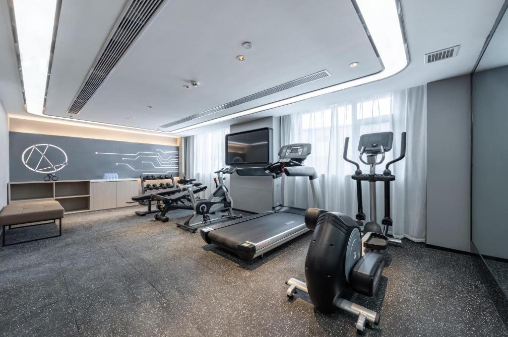 Fitness center at/o fitness facilities sa Atour Light Hotel Lanzhou Yantan RT-Mart
