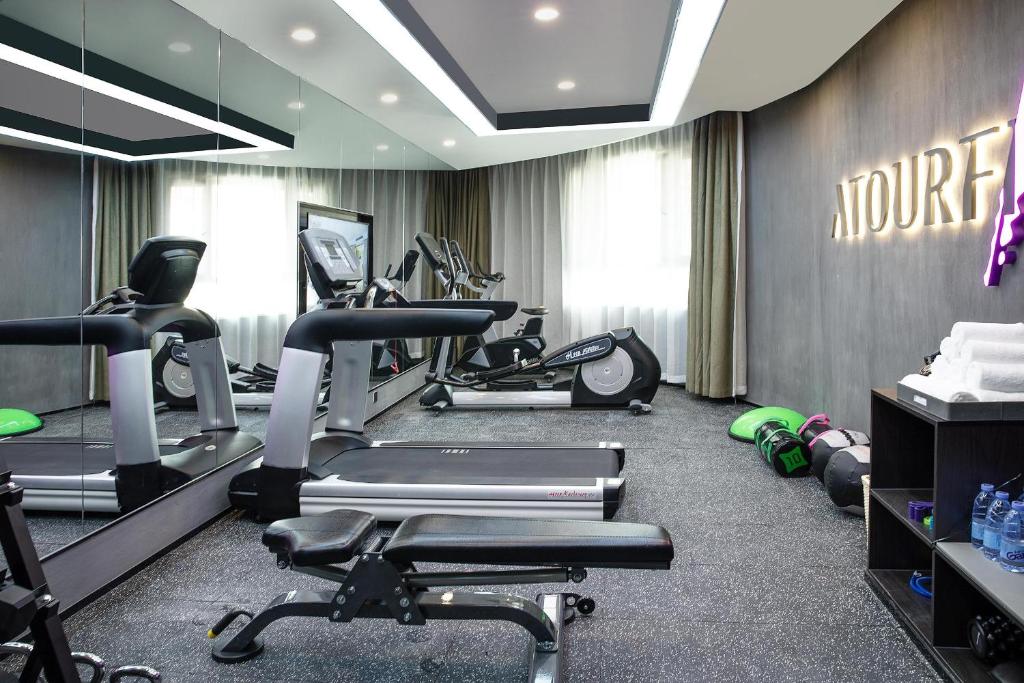 um ginásio com equipamento cardiovascular num quarto de hotel em Atour Hotel Hotan Unity Plaza em Hoten