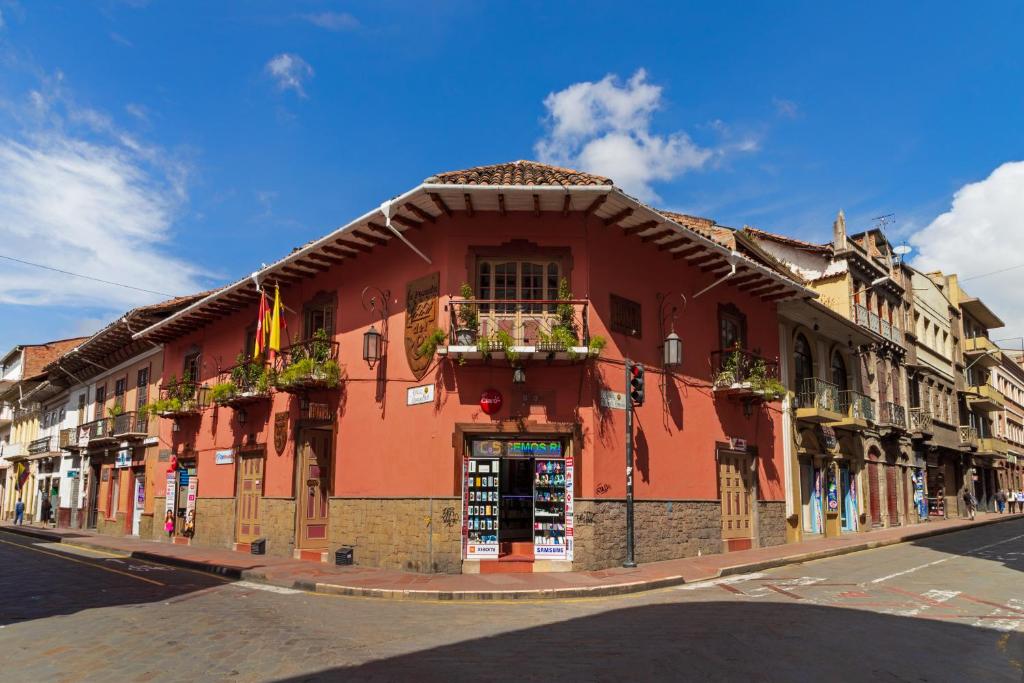 un edificio rojo al lado de una calle en Hotel Posada del Rey, en Cuenca