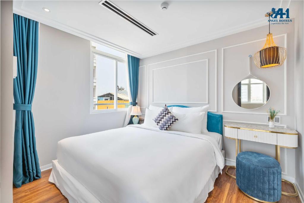 Postel nebo postele na pokoji v ubytování Angel Hotels Beach Danang