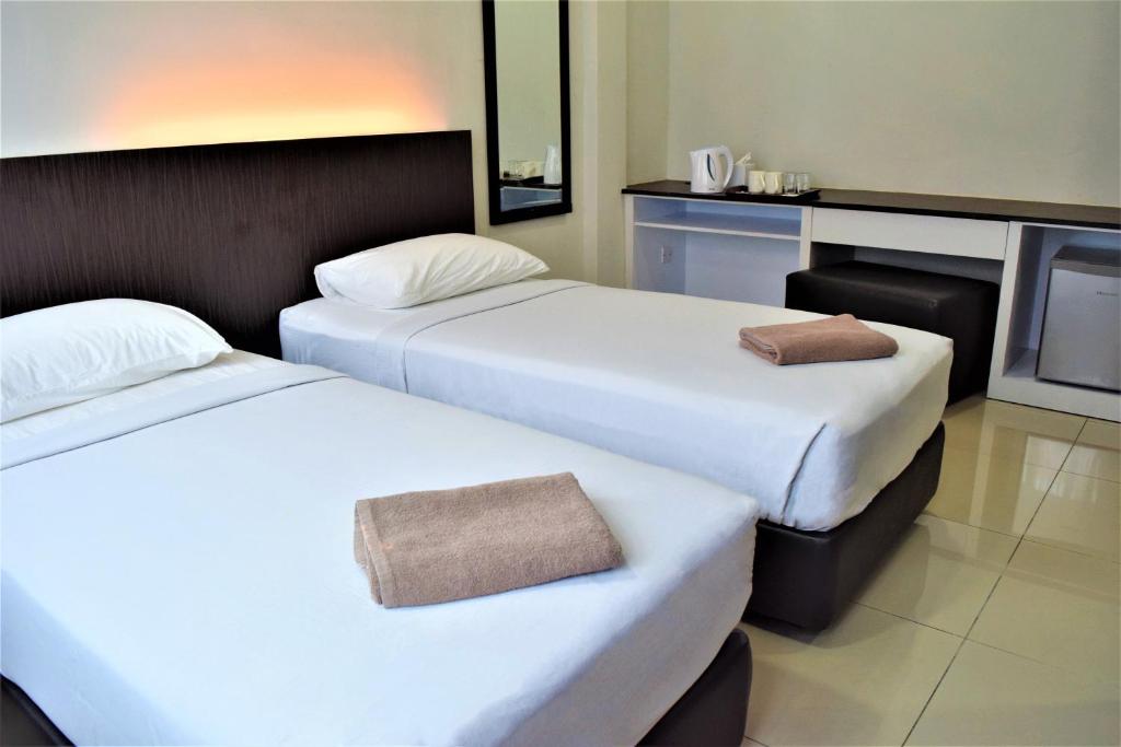 Postel nebo postele na pokoji v ubytování Desaru, Bayu Balau Beach Resort