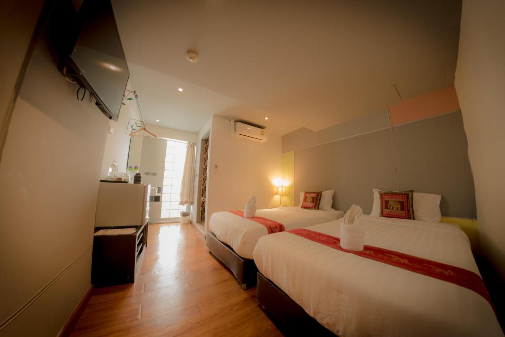 A bed or beds in a room at Admire Thonburi