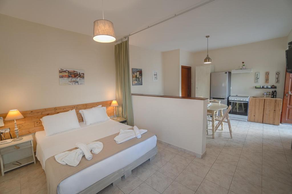Posteľ alebo postele v izbe v ubytovaní Avra Apartments